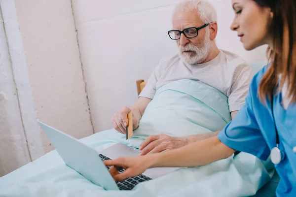 Infermiera Aiutare Paziente Anziano Utilizzando Laptop Carta Credito — Foto Stock