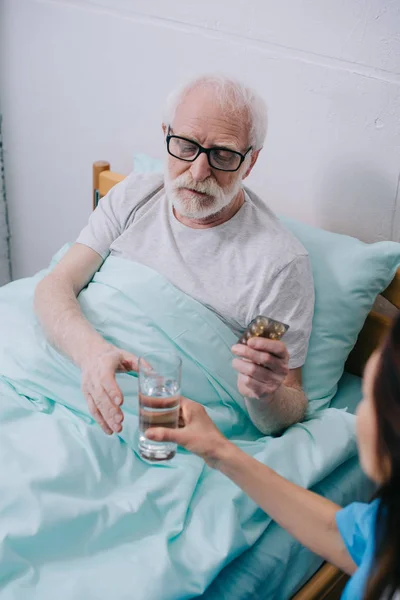 Nurse Giving Glass Water Patient Pills — Stock Photo, Image