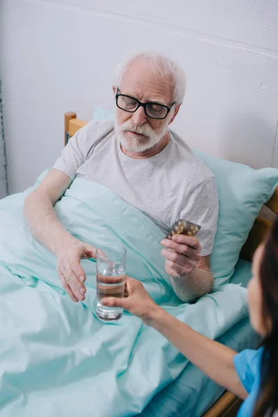 Enfermera Dando Vaso Agua Paciente Con Pastillas — Foto de Stock