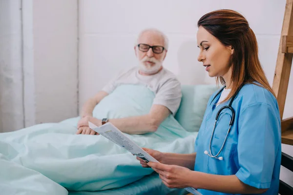 Krankenschwester Erklärt Alter Patientin Bett Diagnose — Stockfoto