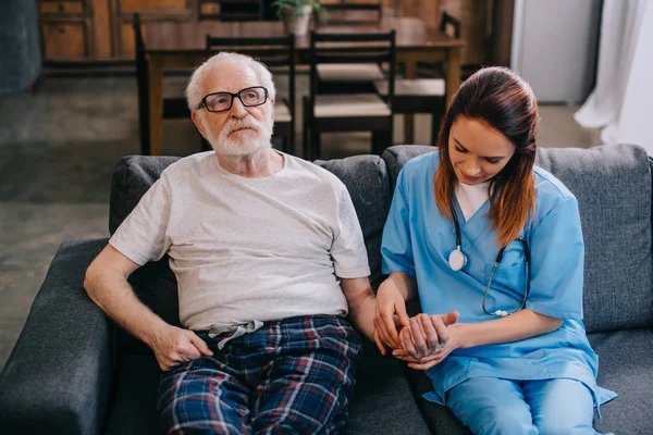 Medical Worker Checking Heartbeat Senior Man — Stock Photo, Image
