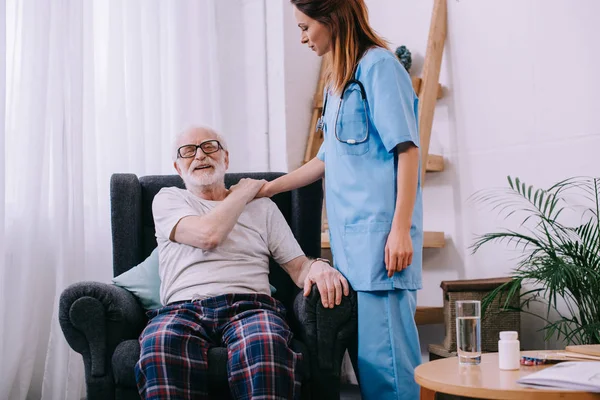Медсестра Підтримує Тримає Плече Усміхненого Пацієнта Старшого Чоловіка — стокове фото