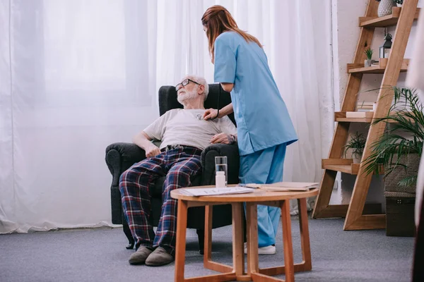 Krankenschwester Mit Stethoskop Überprüft Herzfrequenz Von Seniorin — Stockfoto