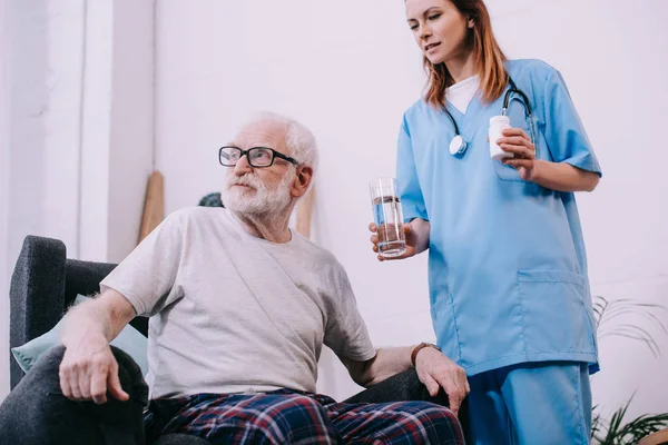 Senior Patiënt Weigeren Nemen Van Medicijnen Van Verpleegkundige — Stockfoto