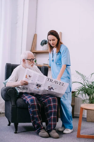 Старший Пацієнт Доглядач Читає Газету — стокове фото