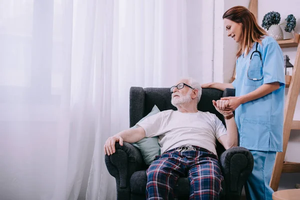 Verpleegkundige Ondersteunen Die Hand Van Senior Man Patiënt — Stockfoto