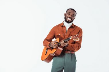 akustik gitar üzerinde beyaz izole çalmaya gitarist Afro-Amerikan retro tarz