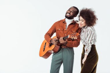 beyaz izole kız için oynarken mutlu Afrika kökenli Amerikalı gitarist