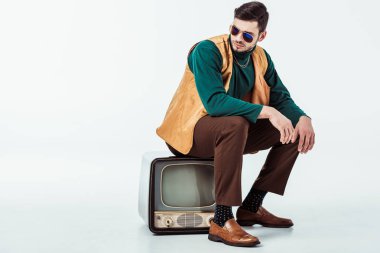 yakışıklı retro vintage televizyon beyaz üzerine oturan adam tarz