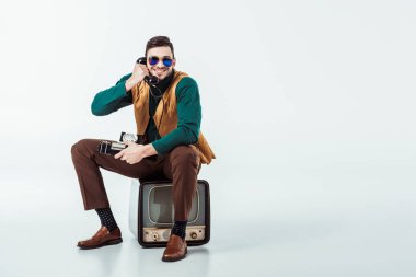 gülümseyen retro vintage televizyonda oturan ve sabit telefonla konuşan bir adam tarz 