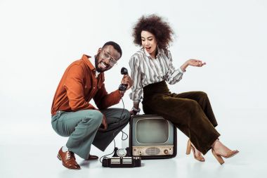 mutlu Afro-Amerikan retro vintage televizyon ve telefon ile çift beyaz tarz.