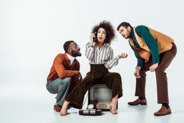 Beyaz üzerinde sabit telefonla konuşurken kız Afro-Amerikan retro tarz