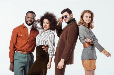 arkadaşlar beyaz izole kamera bakarak mutlu çok kültürlü retro tarz