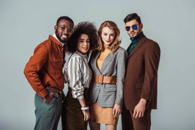 mutlu çok kültürlü retro arkadaşlar ayakta gri izole kamera bakıyor, tarz.