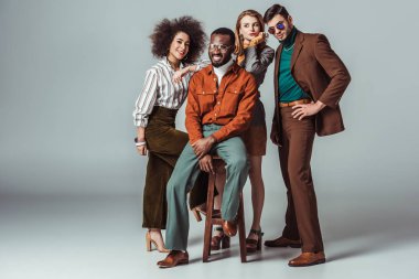 kameraya gri arıyorum arkadaşlar gülümseyen çok kültürlü retro tarz