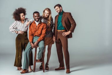 mutlu çok kültürlü retro ahşap sandalye arkadaşlarınızla gri tarz.