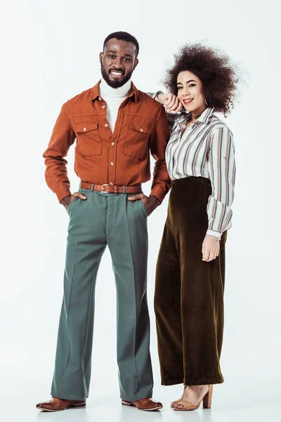 Afro Américain Rétro Couple Stylisé Regardant Caméra Sur Blanc — Photo