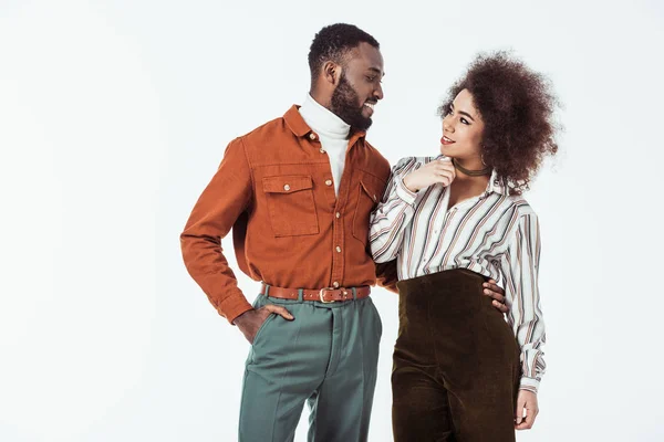 Sonriente Africano Americano Retro Estilo Pareja Mirando Uno Otro Aislado — Foto de Stock