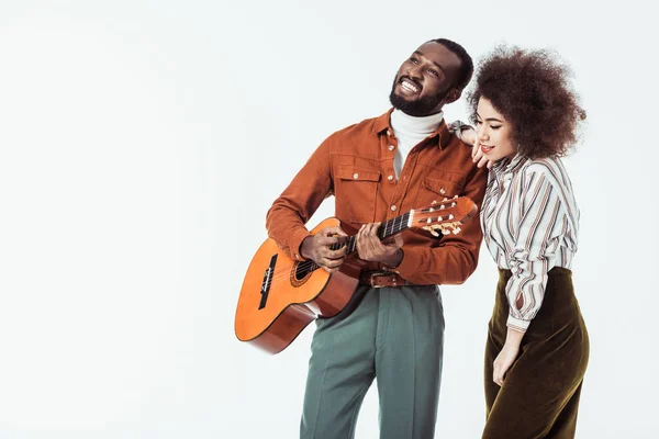 Feliz Guitarrista Afro Americano Tocando Para Namorada Isolada Branco — Fotografia de Stock