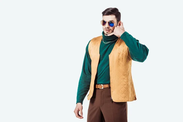 Guapo Retro Estilo Hombre Fingiendo Hablar Por Teléfono Aislado Blanco — Foto de Stock