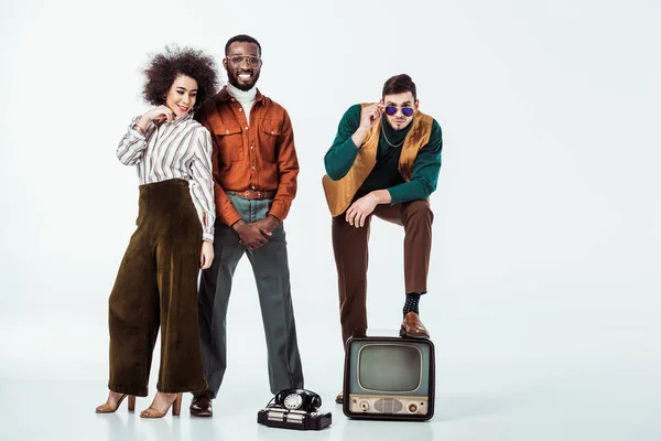 Sonrientes Amigos Retro Multiculturales Con Electrónica Vintage Mirando Cámara Blanco — Foto de Stock