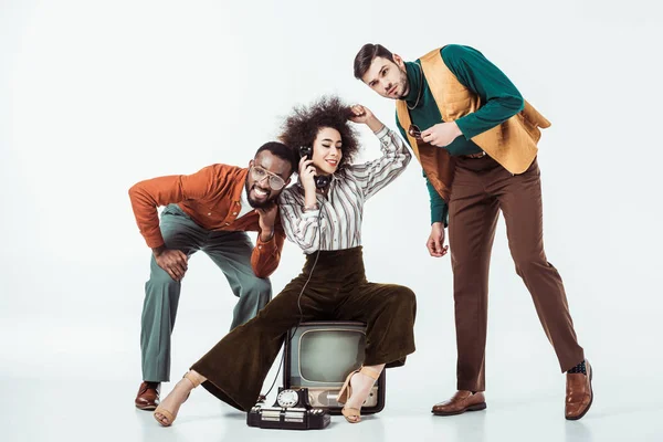 Gelukkig Multiculturele Retro Stijl Vrienden Met Vintage Televisie Telefoon Wit — Stockfoto