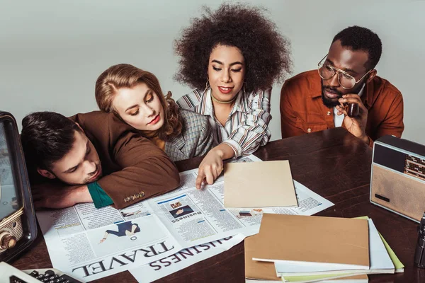 Multiculturele Retro Stijl Journalisten Lezen Kranten Geïsoleerd Grijs — Stockfoto