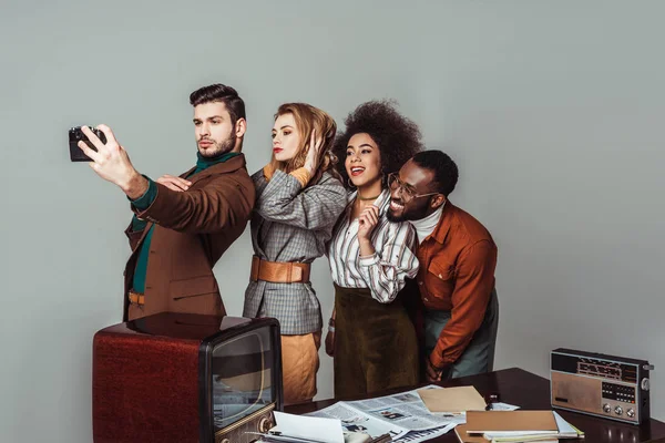 Lächelnde Multikulturelle Freunde Retro Stil Fotografieren Mit Filmkamera Isoliert Auf — Stockfoto