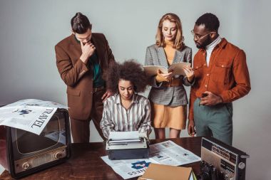 çok kültürlü retro newsroom Grey, gazeteciler tarz