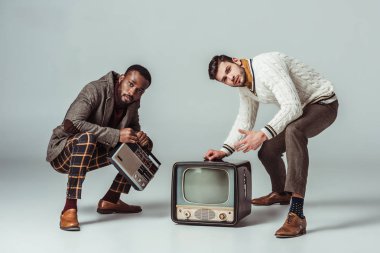 vintage radyo ve televizyon Grey ile çömelme arkadaşlar çok kültürlü retro tarz