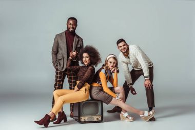 çok kültürlü retro vintage televizyon Grey ile poz arkadaşlar tarz