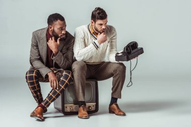çok kültürlü retro vintage televizyonda oturan ve sabit telefon arayan arkadaşlar tarz