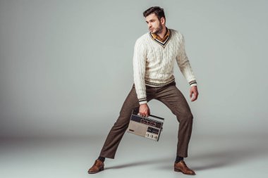 Retro vintage radyo yakışıklı adamla gri tarz.