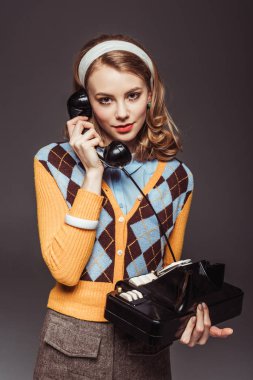 gri yalıtılmış bağbozumu sabit telefonla konuşurken kız çekici retro tarz
