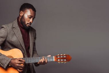 akustik gitar gri izole çalmaya gitarist Afro-Amerikan retro tarz