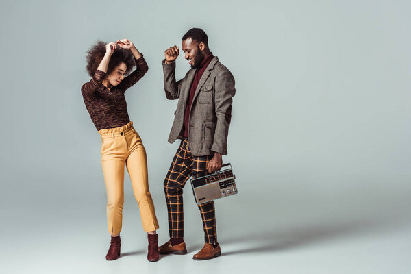 Sonriente Africano Americano Retro Estilo Pareja Bailando Con Vintage Radio — Foto de Stock