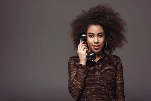 Afroamericano Retrò Ragazza Stile Parlare Telefono Fisso Vintage Isolato Grigio — Foto Stock