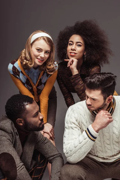 Amigos Retro Multiculturales Felices Posando Juntos Aislados Gris — Foto de Stock