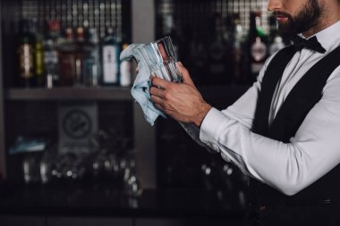 Akşamları barmen temizlik cam bez ile Resim kırpılmış