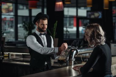 Barmen dökme bira bira gülümseyen cam ve ziyaretçi seyir içine musluklar