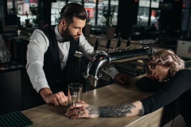 Sarhoş kız, bar counter uyku bakarak barmen