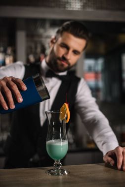 yakışıklı barmen hazırlanıyor alkol kokteyl