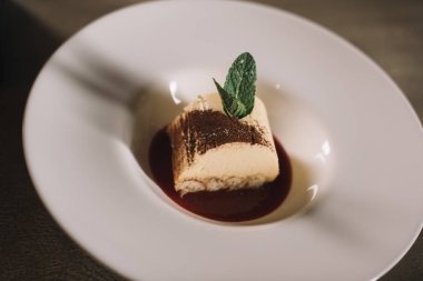 ahşap masa üzerinde plaka üzerinde çikolata tatlı