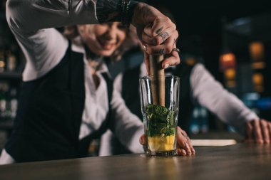 Dövmeli kadın barmen meslektaşım içecek hazırlamak nasıl gösteren bar