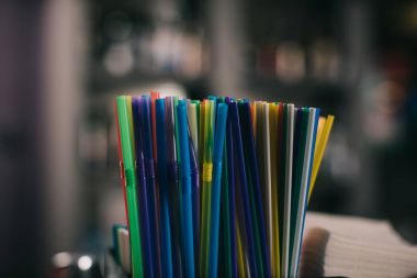 üzerinde arka plan bulanık içmek için renkli plastik çubuk