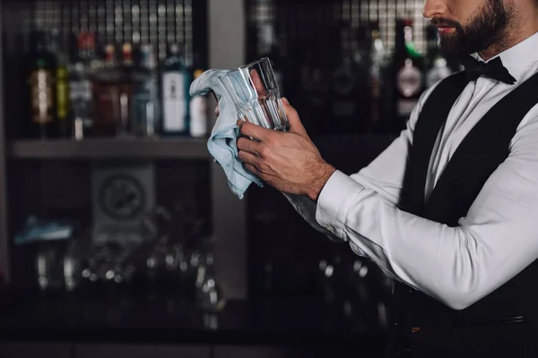 Cropped Image Bartender Cleaning Glass Rag Evening — Stock Photo, Image