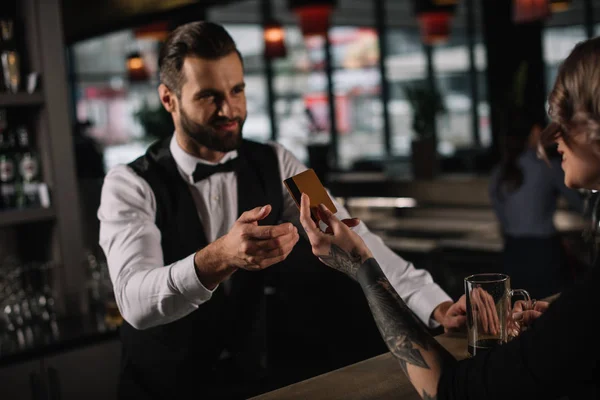 Visitor Giving Credit Card Bartender Pay Drinks — Stock Photo, Image