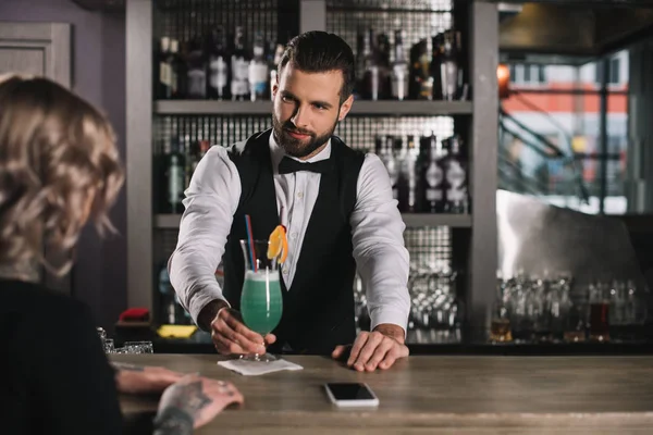 Bonito Barman Dando Coquetel Para Menina — Fotografia de Stock