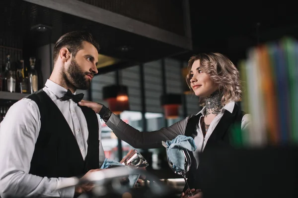 Bartenders Cleaning Glasses Looking Each Other Bar — Stock Photo, Image