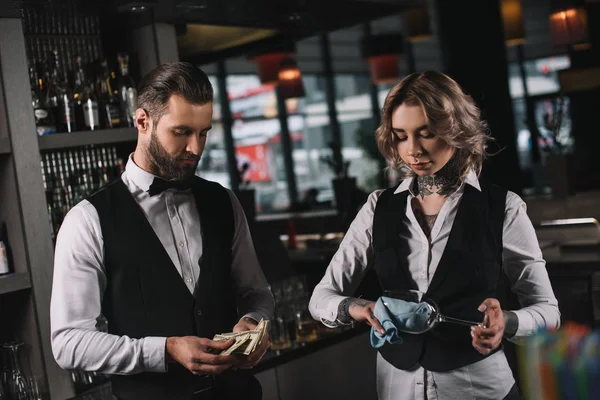 Barkeeper Zählen Trinkgelder Und Reinigen Gläser Der Bar — Stockfoto